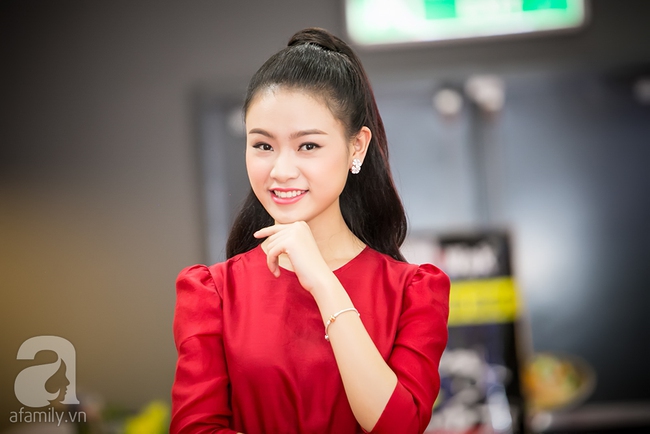 Xuân Bắc hoa hòe hoa sói sáng chói nhất trên thảm đỏ phim Cha cõng con - Ảnh 8.