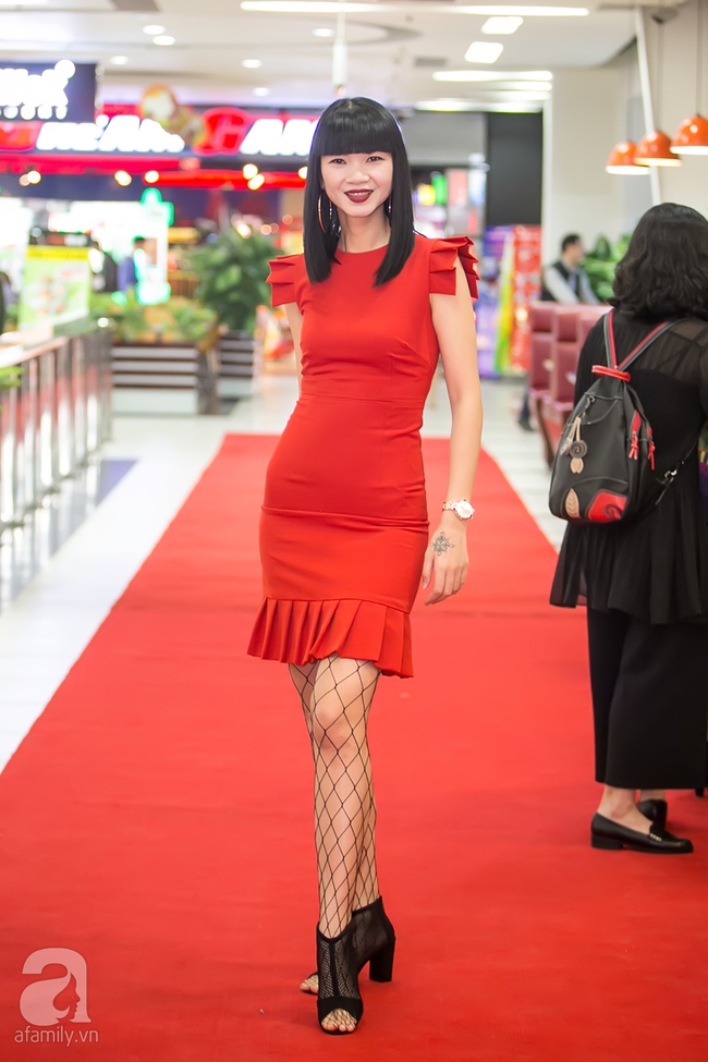 Xuân Bắc hoa hòe hoa sói sáng chói nhất trên thảm đỏ phim Cha cõng con - Ảnh 5.