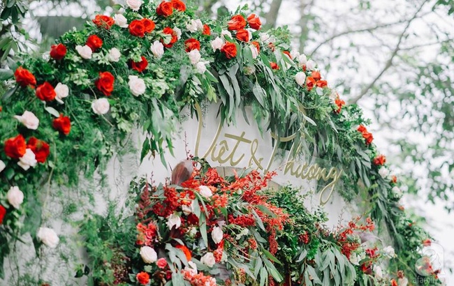 Cặp đôi Hà Thành trang trí tiệc cưới sân vườn với sắc đỏ đẹp như một giấc mơ về hạnh phúc - Ảnh 11.