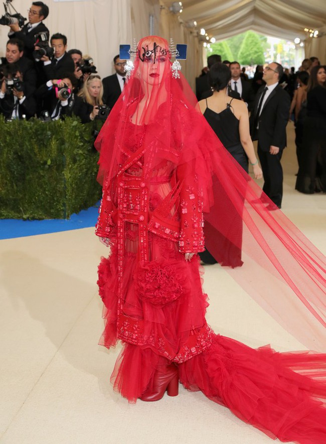 Met Gala 2017: Kendall Jenner chơi pha hiểm hóc với váy lộ thiên, Dương Mịch kín từ đầu đến chân vẫn đẹp nín thở - Ảnh 17.