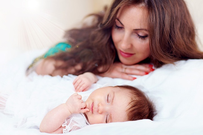 Toàn bộ ưu - nhược điểm của việc ngủ chung với con các mẹ nên cân nhắc - Ảnh 1.