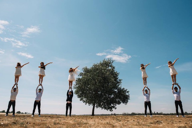 Bộ ảnh cưới đừng hòng mà bắt chước của cô dâu cheerleader bị chú rể cưỡng hôn thay cho lời tỏ tình - Ảnh 10.