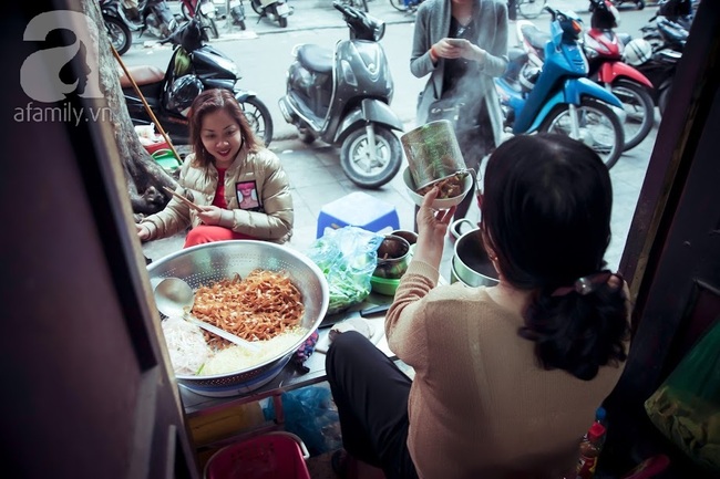 Phố nhỏ nhà nhỏ, có hàng bánh đa trộn 20 năm tuổi được nhiều thế hệ người Hà Nội say mê - Ảnh 3.