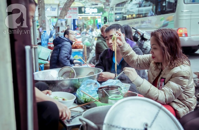 Phố nhỏ nhà nhỏ, có hàng bánh đa trộn 20 năm tuổi được nhiều thế hệ người Hà Nội say mê - Ảnh 10.