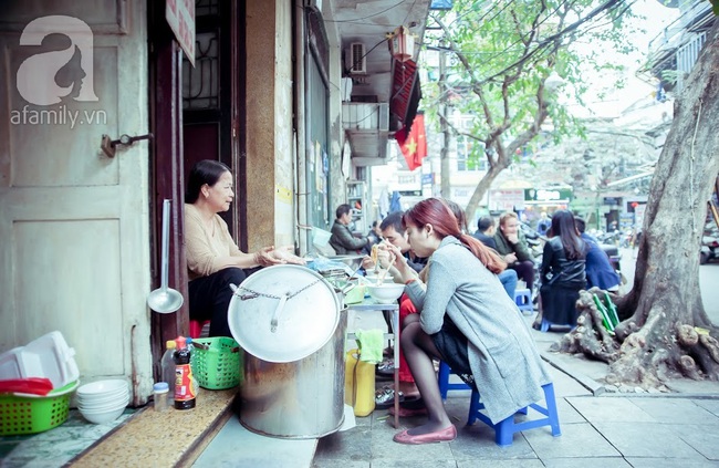 Phố nhỏ nhà nhỏ, có hàng bánh đa trộn 20 năm tuổi được nhiều thế hệ người Hà Nội say mê - Ảnh 4.