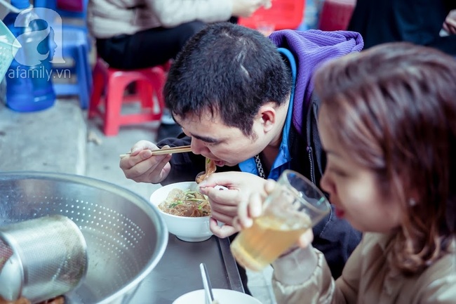 Phố nhỏ nhà nhỏ, có hàng bánh đa trộn 20 năm tuổi được nhiều thế hệ người Hà Nội say mê - Ảnh 11.