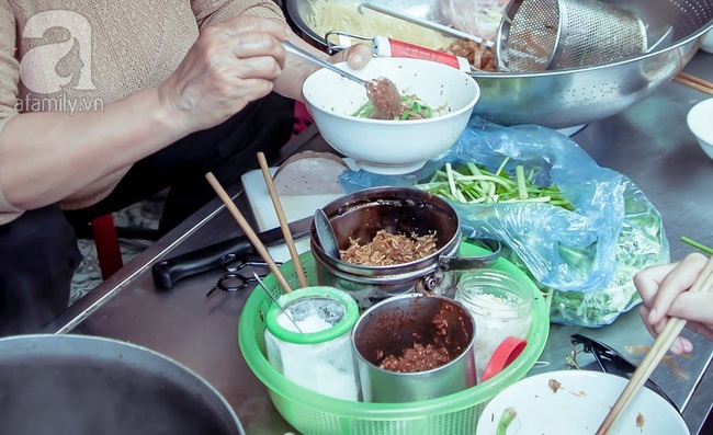 Phố nhỏ nhà nhỏ, có hàng bánh đa trộn 20 năm tuổi được nhiều thế hệ người Hà Nội say mê - Ảnh 6.