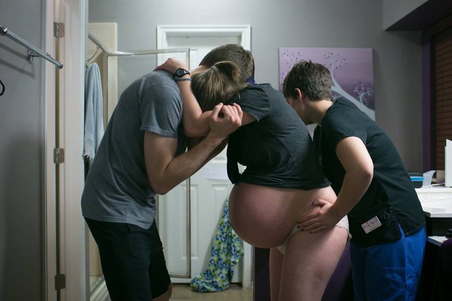 Bộ ảnh bà mẹ mang thai đôi sinh con tại nhà đẹp đến từng khoảnh khắc - Ảnh 8.