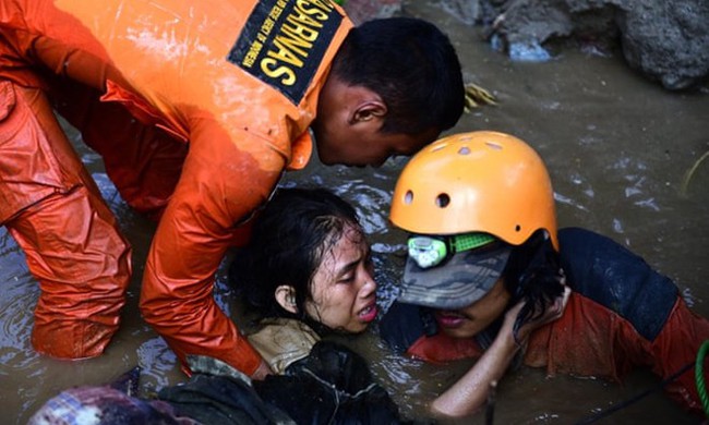 1.200 người tử vong, Indonesia chạy đua với tử thần giải cứu nạn nh&acirc;n động đất - Ảnh 3.