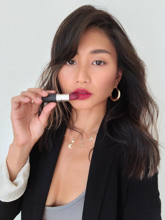 Review son lì MAC Powder Kiss hot hit mới toanh: cận cảnh chất son và những gam màu đẹp nhất, hợp con gái châu Á nhất - Ảnh 21. Review son lì MAC Powder Kiss hot hit mới toanh: cận cảnh chất son và những gam màu đẹp nhất, hợp con gái châu Á nhất - Ảnh 21.