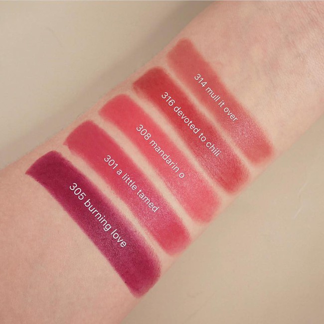 Review son lì MAC Powder Kiss hot hit mới toanh: cận cảnh chất son và những gam màu đẹp nhất, hợp con gái châu Á nhất - Ảnh 10. Review son lì MAC Powder Kiss hot hit mới toanh: cận cảnh chất son và những gam màu đẹp nhất, hợp con gái châu Á nhất - Ảnh 10.