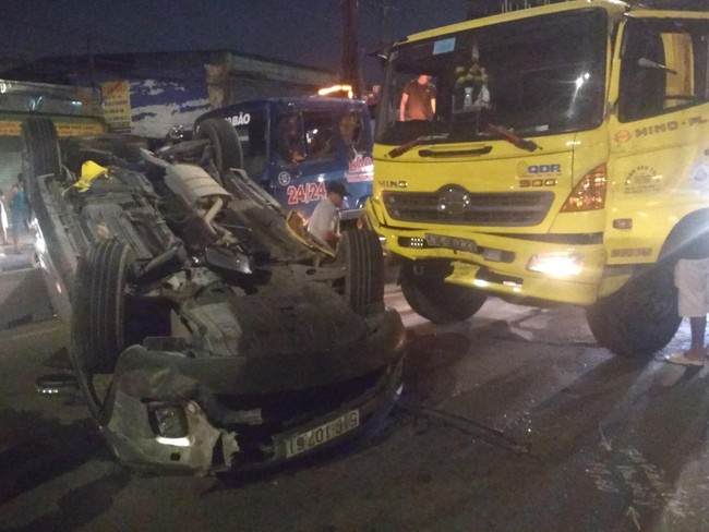 TP.HCM: Xe tải h&uacute;c bay &ocirc; t&ocirc; 7 chỗ lật ngửa, em b&eacute; c&ugrave;ng 3 người th&acirc;n la h&eacute;t cầu cứu - Ảnh 2.