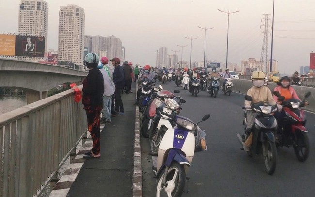 C&ocirc; g&aacute;i bỏ thư v&agrave; tư trang tr&ecirc;n cầu S&agrave;i G&ograve;n, giả tự tử để &ldquo;h&ugrave;&rdquo; bạn trai rồi... đ&oacute;n xe &ocirc;m về nh&agrave; - Ảnh 1.