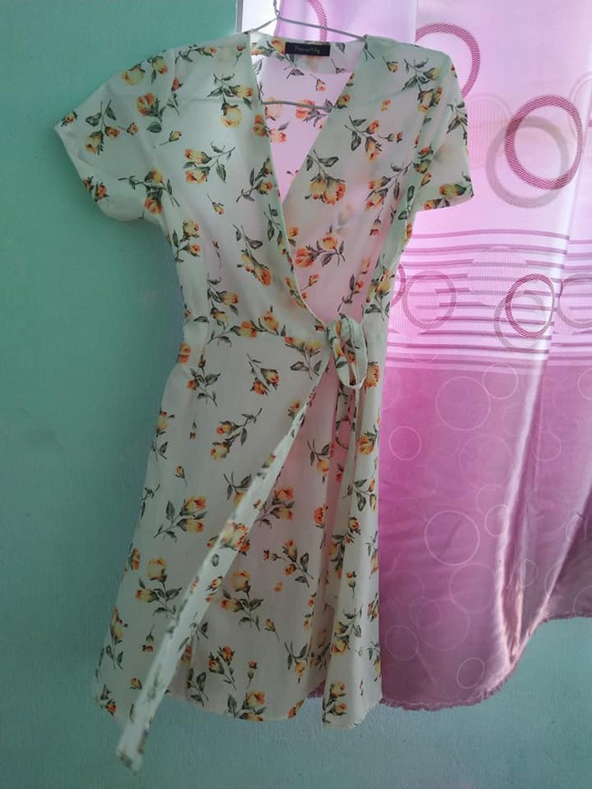 Vợ trẻ h&agrave;o hứng khoe chồng tặng qu&agrave; đắt tiền, nhưng chị em lại chỉ ch&uacute; &yacute; tới chiếc v&aacute;y hoa mỏng tang - Ảnh 2.