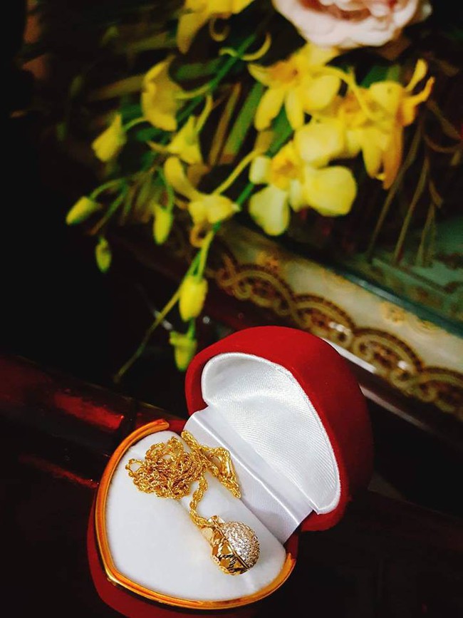 Vợ trẻ h&agrave;o hứng khoe chồng tặng qu&agrave; đắt tiền, nhưng chị em lại chỉ ch&uacute; &yacute; tới chiếc v&aacute;y hoa mỏng tang - Ảnh 3.