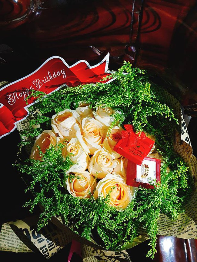 Vợ trẻ h&agrave;o hứng khoe chồng tặng qu&agrave; đắt tiền, nhưng chị em lại chỉ ch&uacute; &yacute; tới chiếc v&aacute;y hoa mỏng tang - Ảnh 4.