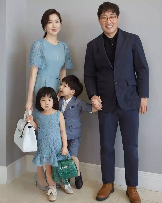 Cặp song sinh của quốc bảo H&agrave;n Quốc Lee Young Ae c&agrave;ng lớn c&agrave;ng giống bố - Ảnh 3.