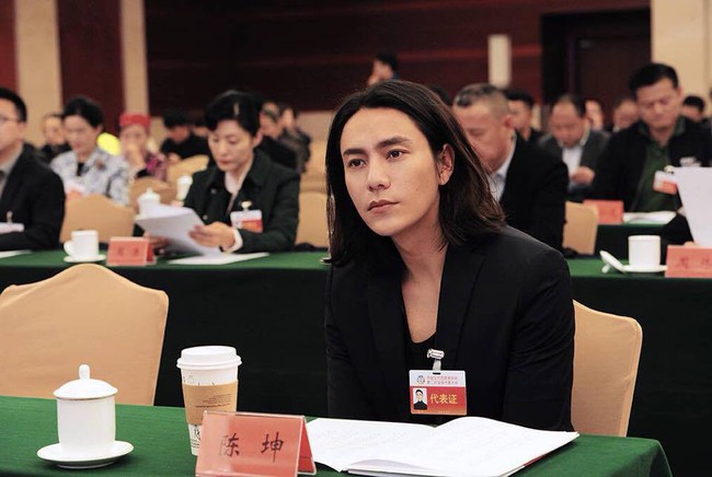 Như &Yacute; - Ch&acirc;u Tấn xuất hiện giản dị, &ocirc;ng ch&uacute; Trần Kh&ocirc;n khiến fan hốt hoảng với t&oacute;c d&agrave;i thướt tha  - Ảnh 4.