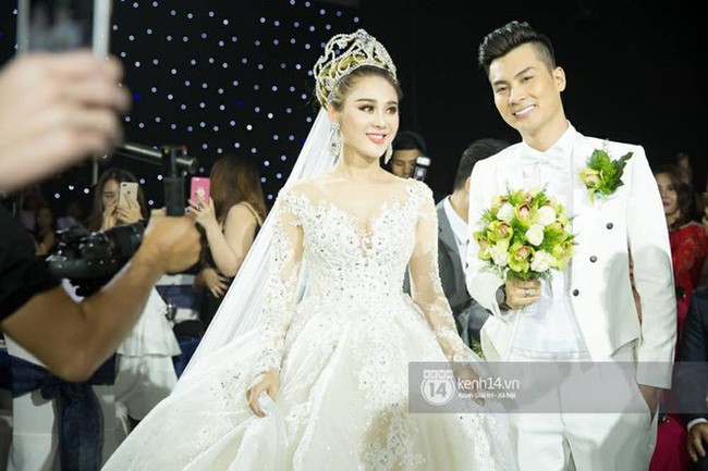 Những tình huống dở khóc dở cười trong đám cưới sao Việt: Suýt sạt nghiệp vì khách mời tăng đột biến, khán giả lên tận lễ đường xin chữ ký - Ảnh 2.