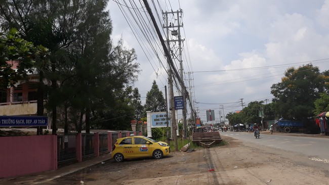 Chiếc mũ học sinh c&ograve;n trước cổng trường sau khi 2 em bị điện giật chết, 4 em bị thương do s&eacute;t đ&aacute;nh g&acirc;y &aacute;m ảnh - Ảnh 8.