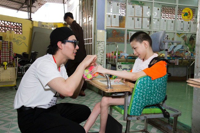 Kh&ocirc;ng tổ chức sinh nhật tuổi 21, Erik đi khắp cả nước c&ugrave;ng fan l&agrave;m từ thiện - Ảnh 2.