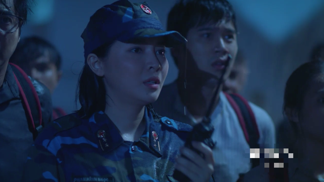 Hậu duệ mặt trời: D&ugrave; được khen x&uacute;c động, cảnh mưa b&atilde;o vẫn c&oacute; điểm khiến kh&aacute;n giả chưa h&agrave;i l&ograve;ng - Ảnh 5.