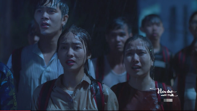 Hậu duệ mặt trời: D&ugrave; được khen x&uacute;c động, cảnh mưa b&atilde;o vẫn c&oacute; điểm khiến kh&aacute;n giả chưa h&agrave;i l&ograve;ng - Ảnh 2.