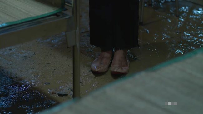 Hậu duệ mặt trời: D&ugrave; được khen x&uacute;c động, cảnh mưa b&atilde;o vẫn c&oacute; điểm khiến kh&aacute;n giả chưa h&agrave;i l&ograve;ng - Ảnh 16.