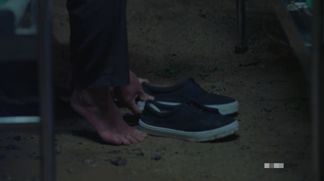 Hậu duệ mặt trời: D&ugrave; được khen x&uacute;c động, cảnh mưa b&atilde;o vẫn c&oacute; điểm khiến kh&aacute;n giả chưa h&agrave;i l&ograve;ng - Ảnh 14.