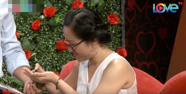 H&agrave;i hước tập 427 Bạn muốn hẹn h&ograve;: Người &ldquo;tay kh&ocirc;ng bắt giặc&rdquo;, kẻ tặng bạn g&aacute;i... cục đ&aacute; - Ảnh 9.