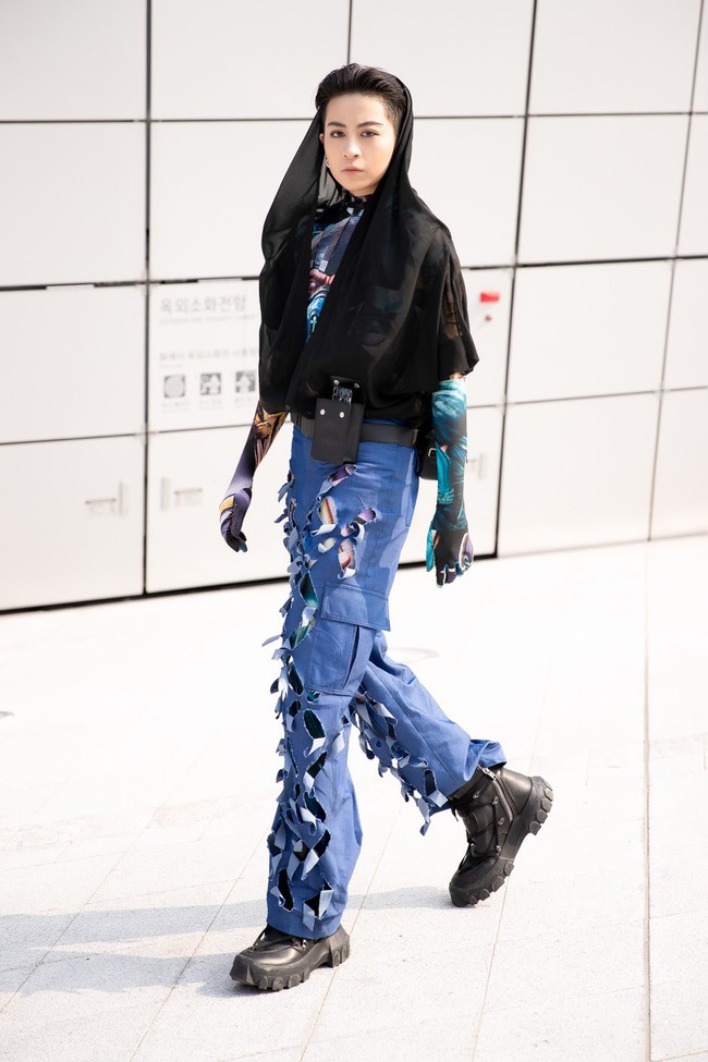 Xuất hiện hai siêu nhân từ Vbiz đến Seoul Fashion Week: Một người là Gil Lê, người còn lại đố bạn biết? - Ảnh 1. Xuất hiện hai siêu nhân từ Vbiz đến Seoul Fashion Week: Một người là Gil Lê, người còn lại đố bạn biết? - Ảnh 1.