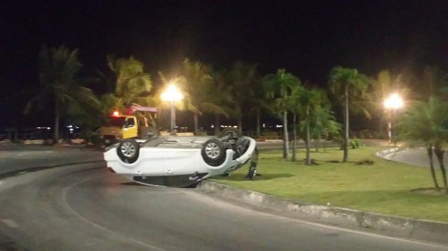 &Ocirc; t&ocirc; trắng lật giữa đường, nhưng 3 người đ&agrave;n &ocirc;ng nằm b&ecirc;n cạnh mới l&agrave; điểm g&acirc;y ch&uacute; &yacute; - Ảnh 1.