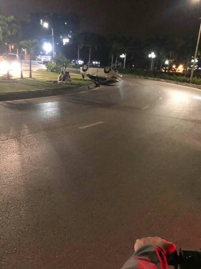 &Ocirc; t&ocirc; trắng lật giữa đường, nhưng 3 người đ&agrave;n &ocirc;ng nằm b&ecirc;n cạnh mới l&agrave; điểm g&acirc;y ch&uacute; &yacute; - Ảnh 2.