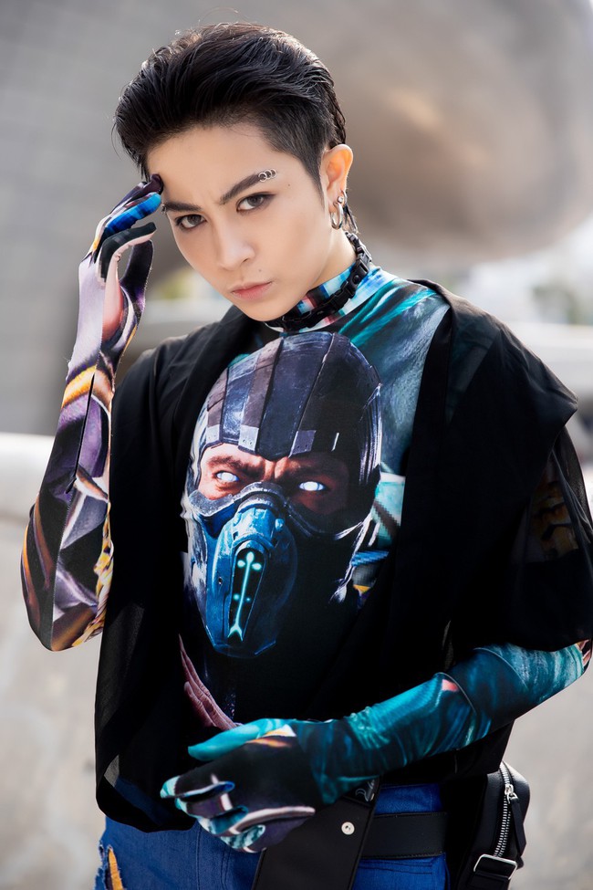 Xuất hiện hai siêu nhân từ Vbiz đến Seoul Fashion Week: Một người là Gil Lê, người còn lại đố bạn biết? - Ảnh 4. Xuất hiện hai siêu nhân từ Vbiz đến Seoul Fashion Week: Một người là Gil Lê, người còn lại đố bạn biết? - Ảnh 4.