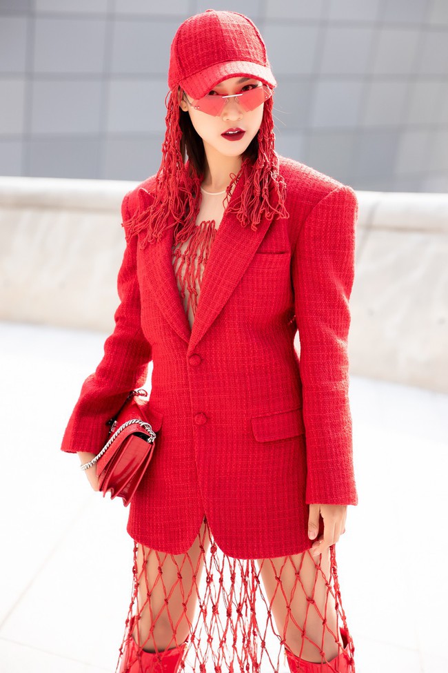Xuất hiện hai siêu nhân từ Vbiz đến Seoul Fashion Week: Một người là Gil Lê, người còn lại đố bạn biết? - Ảnh 5. Xuất hiện hai siêu nhân từ Vbiz đến Seoul Fashion Week: Một người là Gil Lê, người còn lại đố bạn biết? - Ảnh 5.