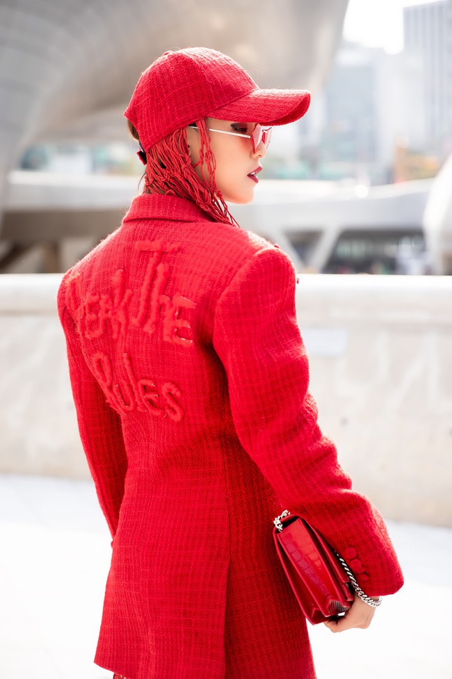 Xuất hiện hai siêu nhân từ Vbiz đến Seoul Fashion Week: Một người là Gil Lê, người còn lại đố bạn biết? - Ảnh 6. Xuất hiện hai siêu nhân từ Vbiz đến Seoul Fashion Week: Một người là Gil Lê, người còn lại đố bạn biết? - Ảnh 6.