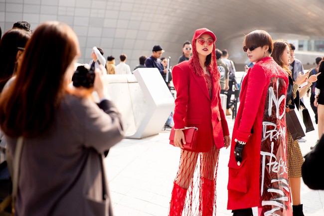 Xuất hiện hai siêu nhân từ Vbiz đến Seoul Fashion Week: Một người là Gil Lê, người còn lại đố bạn biết? - Ảnh 9. Xuất hiện hai siêu nhân từ Vbiz đến Seoul Fashion Week: Một người là Gil Lê, người còn lại đố bạn biết? - Ảnh 9.
