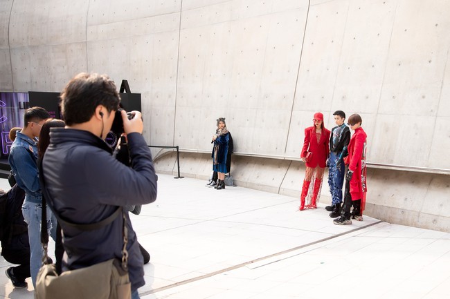 Xuất hiện hai siêu nhân từ Vbiz đến Seoul Fashion Week: Một người là Gil Lê, người còn lại đố bạn biết? - Ảnh 10. Xuất hiện hai siêu nhân từ Vbiz đến Seoul Fashion Week: Một người là Gil Lê, người còn lại đố bạn biết? - Ảnh 10.
