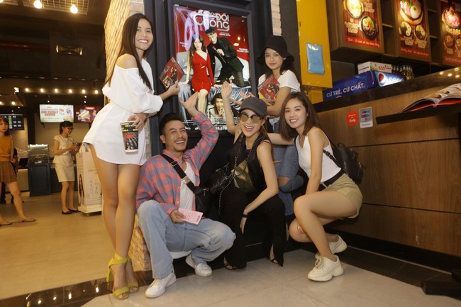 Minh Hằng ch&acirc;n trần, t&uacute;m v&aacute;y hăng say tr&ecirc;n ph&ograve;ng tập c&ugrave;ng c&aacute;c học tr&ograve; The Face - Ảnh 11.