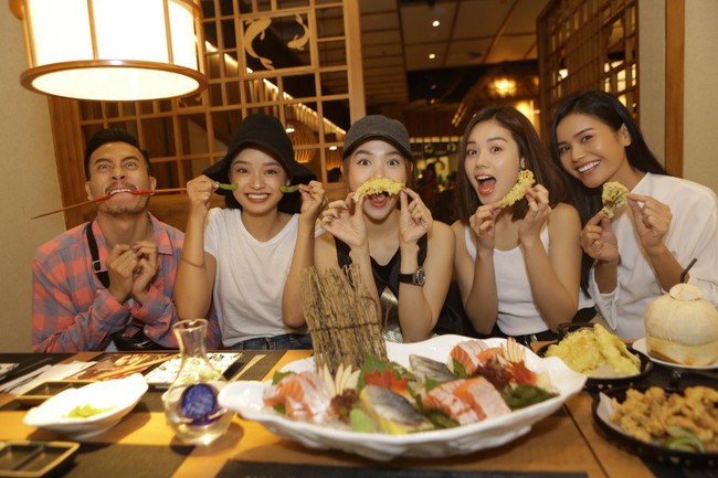 Minh Hằng ch&acirc;n trần, t&uacute;m v&aacute;y hăng say tr&ecirc;n ph&ograve;ng tập c&ugrave;ng c&aacute;c học tr&ograve; The Face - Ảnh 10.