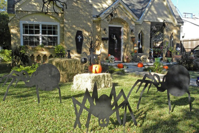 Trang trí mặt tiền ngôi nhà để Halloween muôn phần sống động - Ảnh 10.
