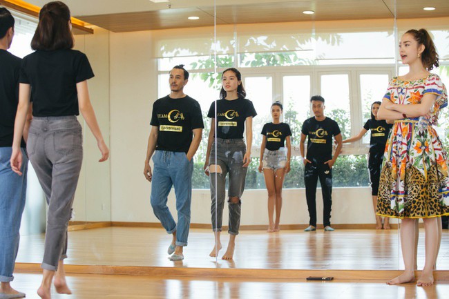 Minh Hằng ch&acirc;n trần, t&uacute;m v&aacute;y hăng say tr&ecirc;n ph&ograve;ng tập c&ugrave;ng c&aacute;c học tr&ograve; The Face - Ảnh 5.