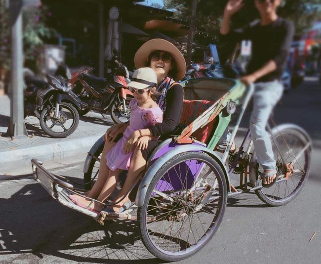 Mai Phương khoẻ mạnh hơn hẳn sau hơn 1 th&aacute;ng xuất viện, tươi tắn đưa con g&aacute;i về qu&ecirc; nội nghỉ dưỡng - Ảnh 1.