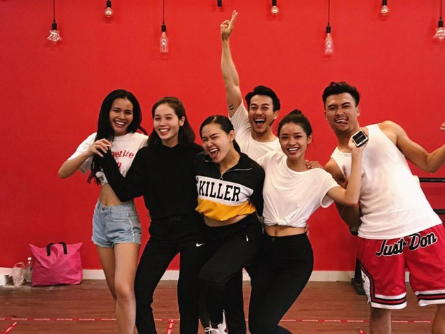 Minh Hằng ch&acirc;n trần, t&uacute;m v&aacute;y hăng say tr&ecirc;n ph&ograve;ng tập c&ugrave;ng c&aacute;c học tr&ograve; The Face - Ảnh 2.