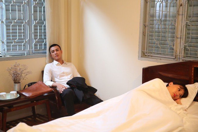 Hari Won kh&oacute;c hết nước mắt v&igrave; trai lạ trong MV - Ảnh 4.