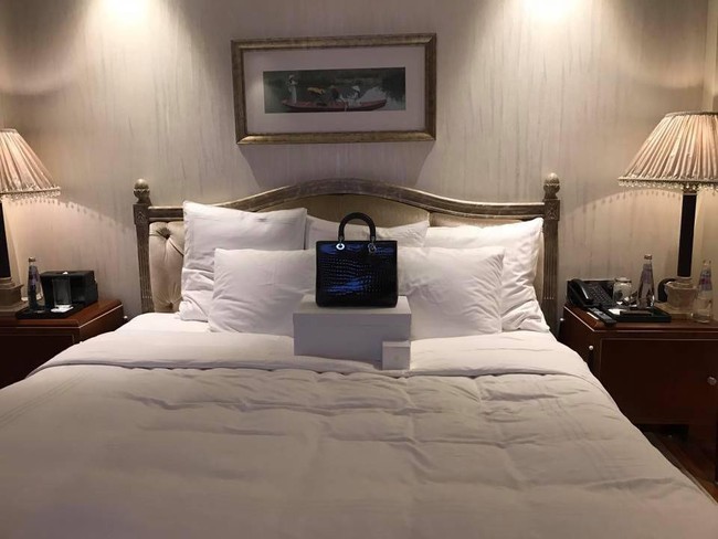 Thu Minh hạnh ph&uacute;c khoe được chồng T&acirc;y tặng t&uacute;i x&aacute;ch phi&ecirc;n bản chỉ c&oacute; 3 chiếc duy nhất tr&ecirc;n Thế giới - Ảnh 1.