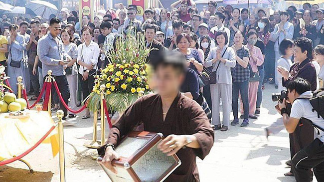 So&aacute;i ca H&agrave; Nội thản nhi&ecirc;n b&ecirc; trộm h&ograve;m c&ocirc;ng đức ở ch&ugrave;a trước mặt nhiều người - Ảnh 1.