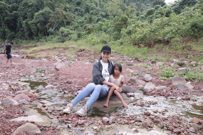 Hoa hậu Tiểu Vy g&acirc;y bất ngờ với h&igrave;nh ảnh ngồi xe c&ocirc;ng n&ocirc;ng l&ecirc;n bản - Ảnh 5.