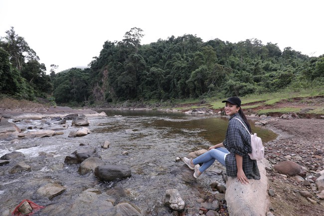 Hoa hậu Tiểu Vy g&acirc;y bất ngờ với h&igrave;nh ảnh ngồi xe c&ocirc;ng n&ocirc;ng l&ecirc;n bản - Ảnh 4.