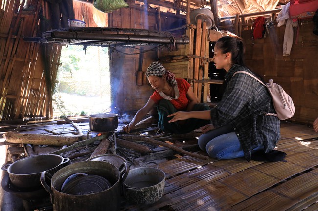 Hoa hậu Tiểu Vy g&acirc;y bất ngờ với h&igrave;nh ảnh ngồi xe c&ocirc;ng n&ocirc;ng l&ecirc;n bản - Ảnh 3.